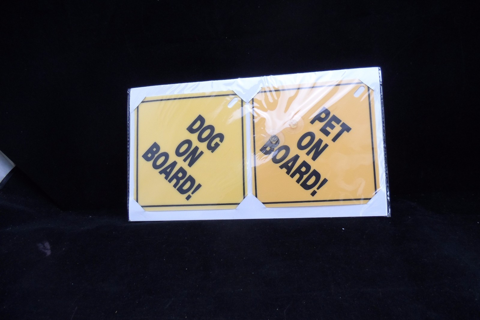 NEW CAR SAFETY SIGNS 2 x ‘DOG ON BOARD’ & ‘PET ON BOARD’ -WINDOW SUCTION VINYL