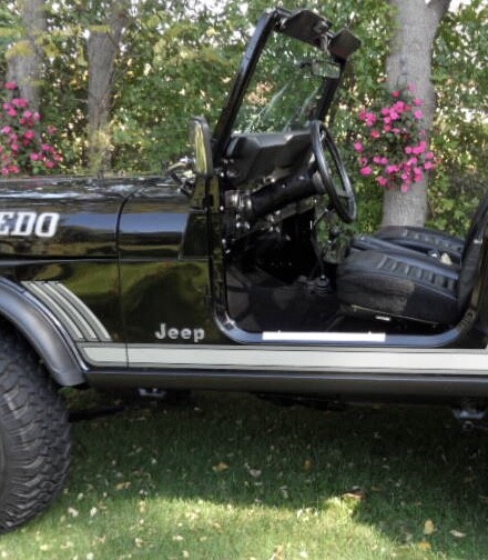 NOS LAREDO JEEP CJ7 LEFT FRONT BODY SIDE DECAL 1 PIECE ONLY SILVER GREY ’85/’86