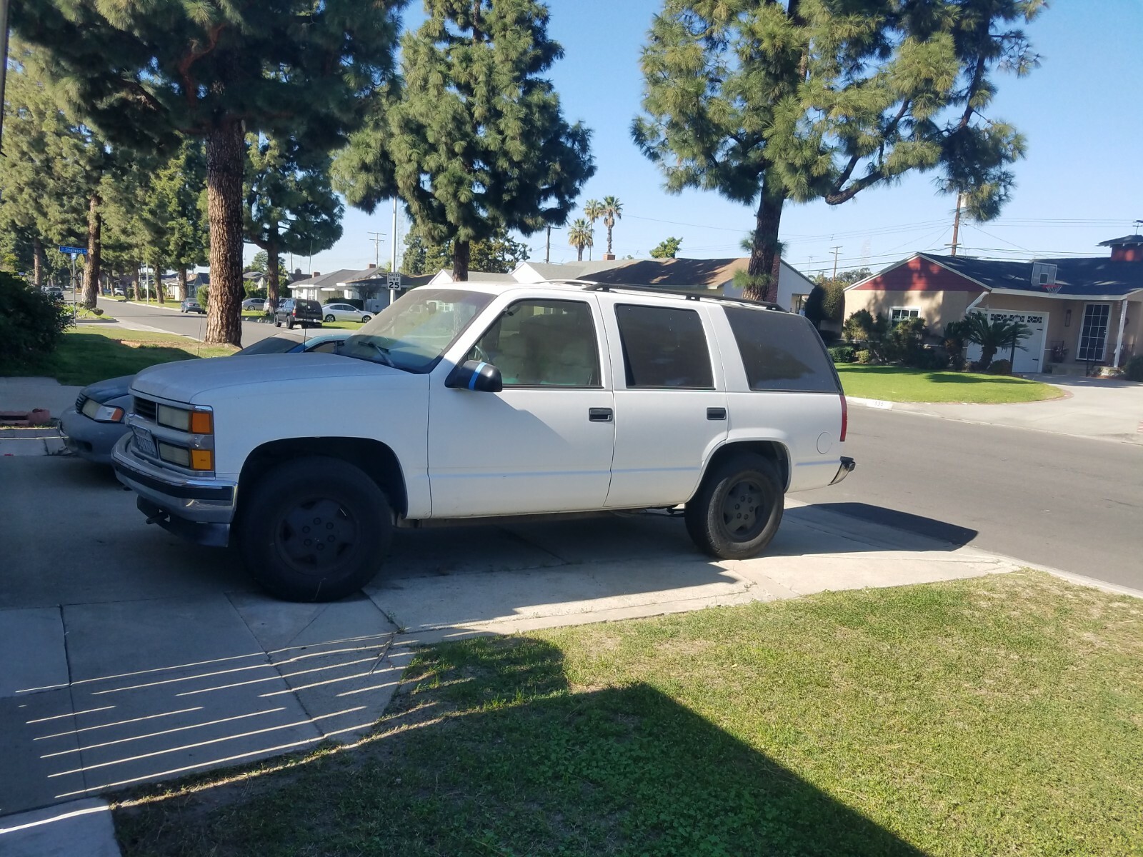 1995 Chevrolet Tahoe 4×4, white, stock suspension, rebuilt motor
