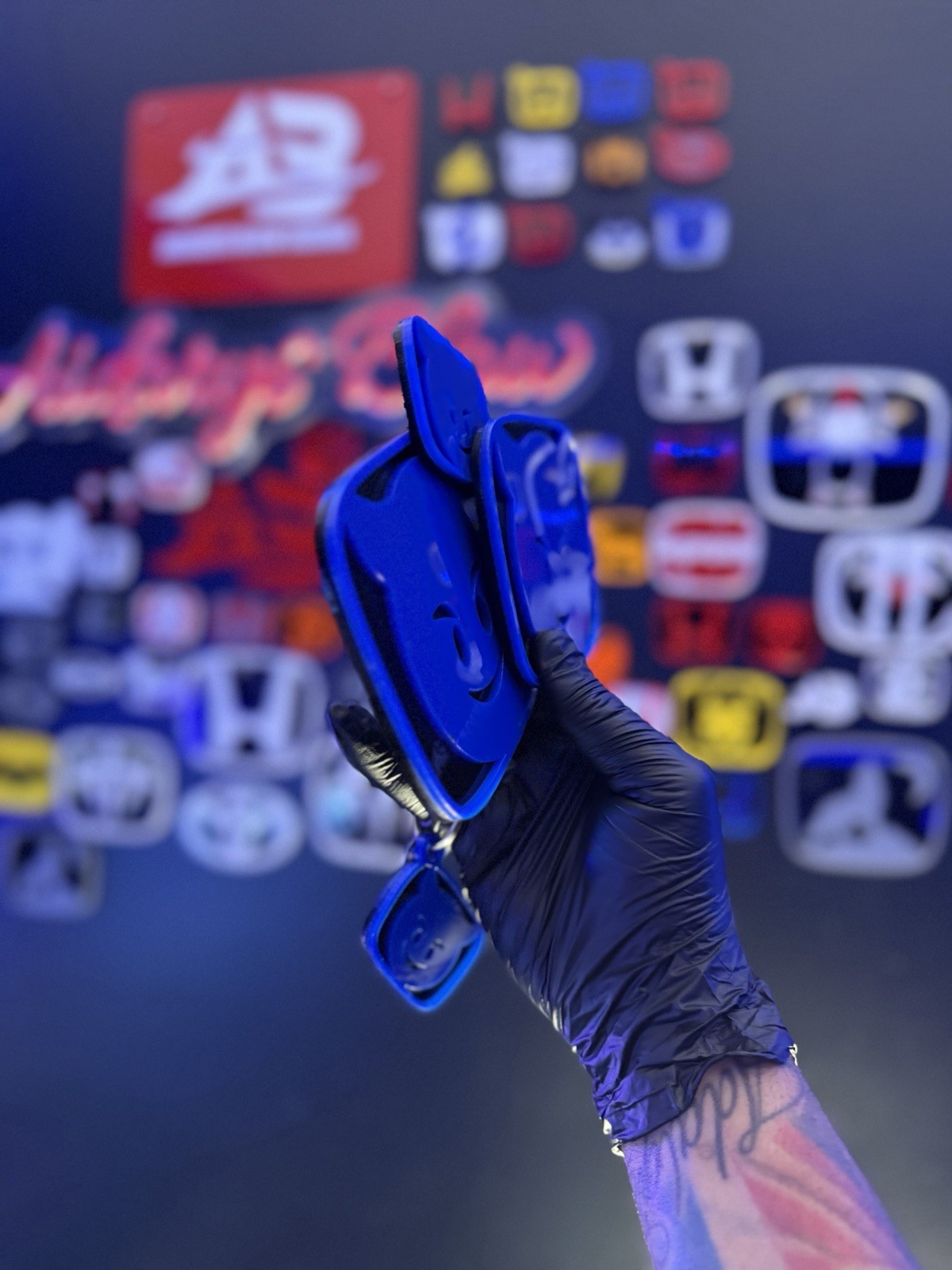EMBLEMA REALIZADO PARA HONDA ACCORD, 2017, BACKGROUND NEGRO EMOJI AZUL DIABLO