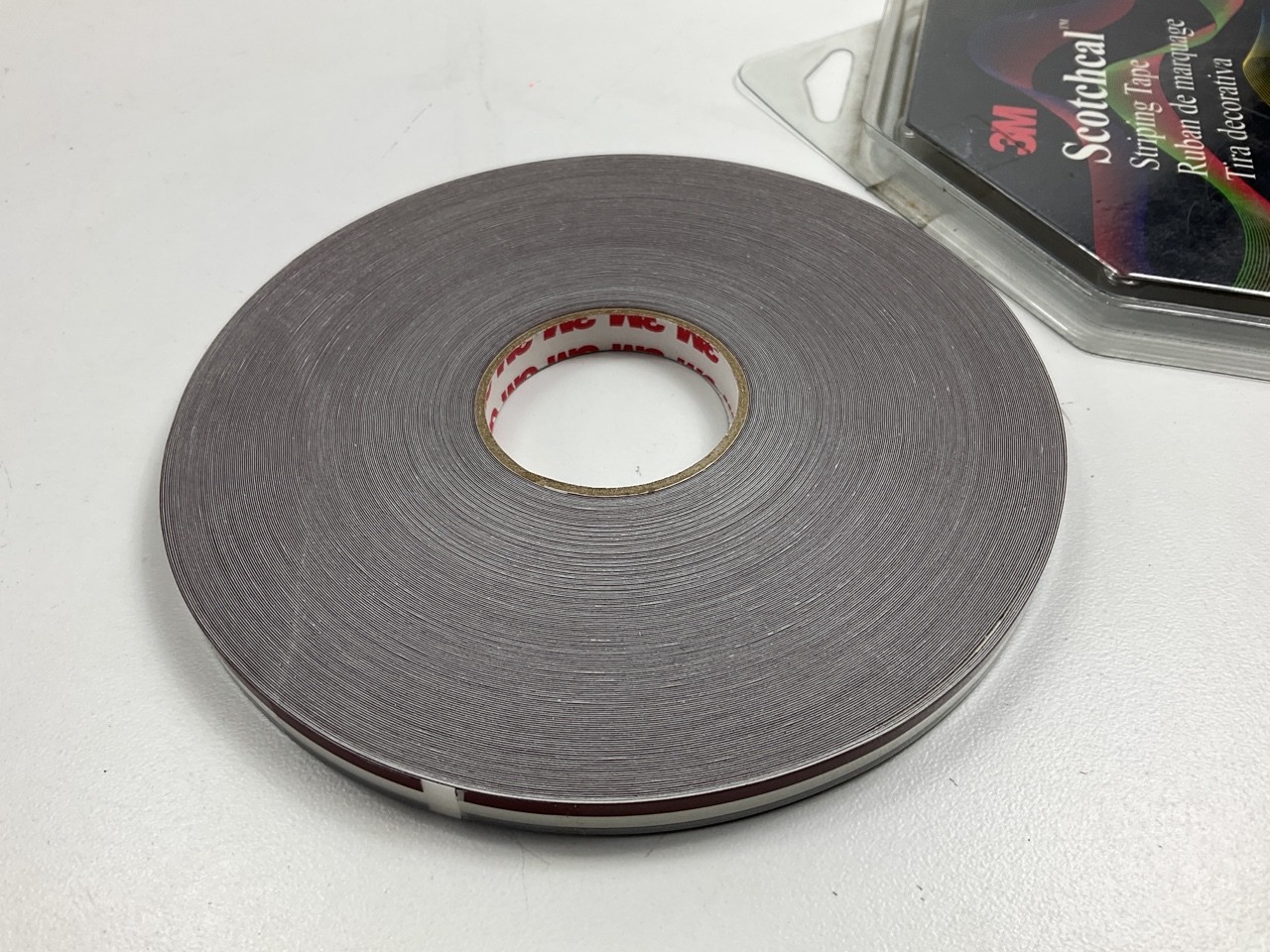 3M 74601 Pinstripe Striping Tape, 5/16″ X 150 Feet, Silver/ Burgundy Stripe Tape