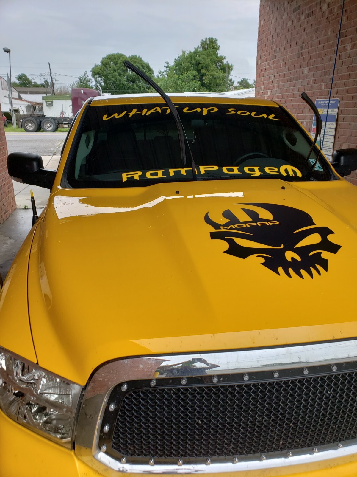 Hood decal only skull .. compatible with Ram or any truck