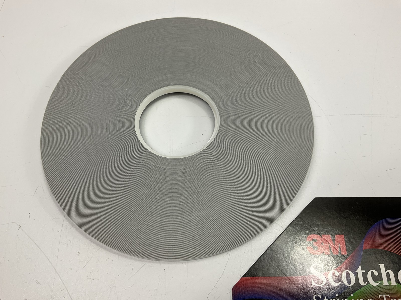 3M 72023 Pinstripe Striping Tape, 3/16″ X 150′ SilverChips
